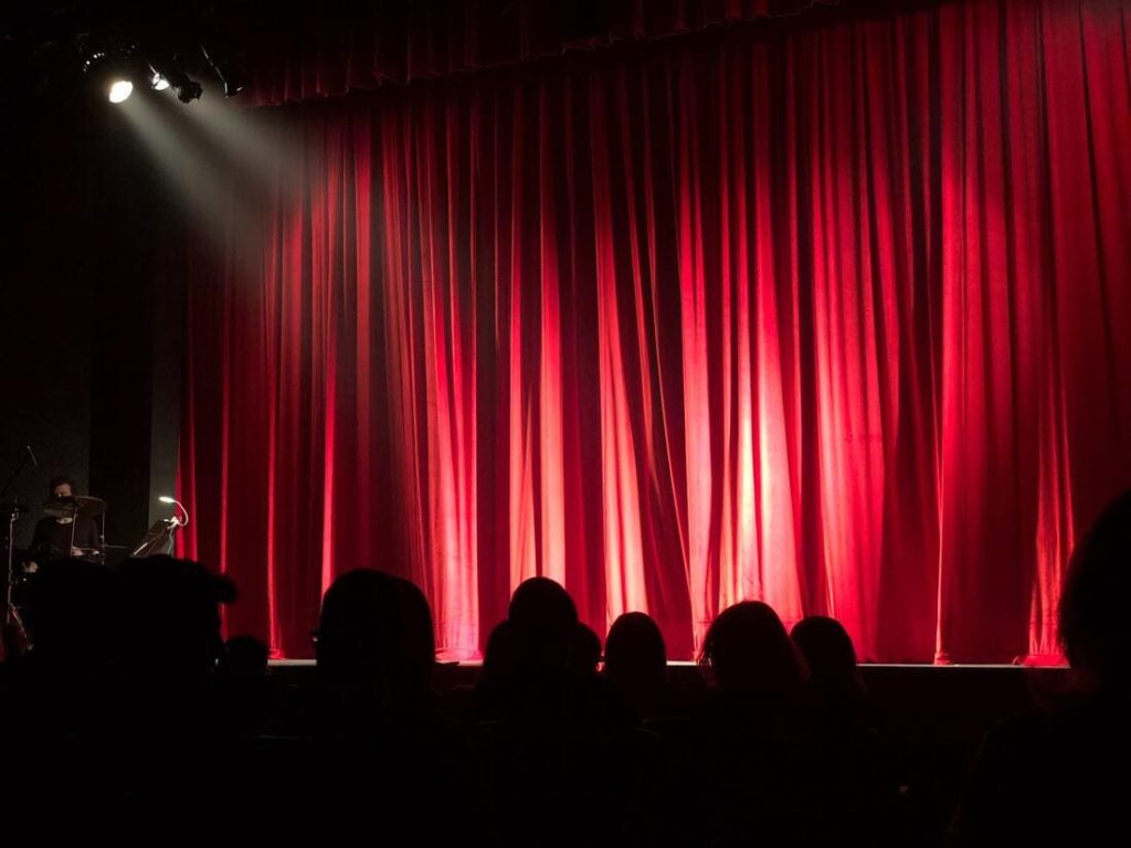 Luces de teatro ideales para una presentación sensacional