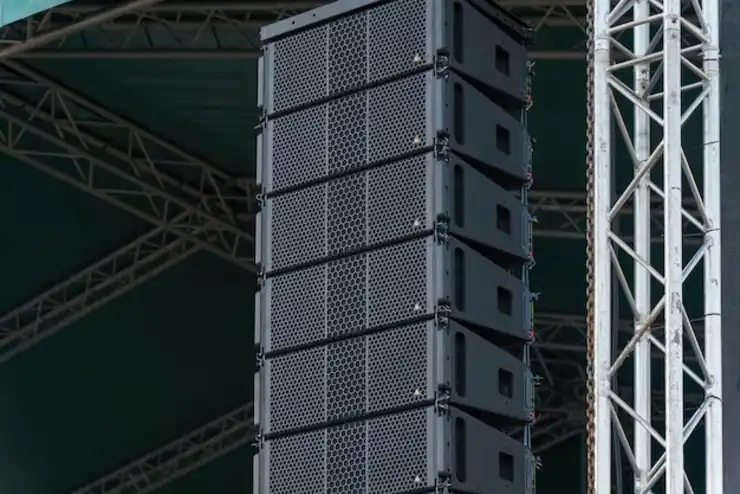 como funciona el sistema line array en conjunto con el sistema TRUSS para un evento profesional